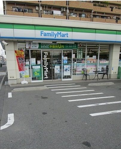 コンビニ　ファミリーマート（コンビニ）まで650m