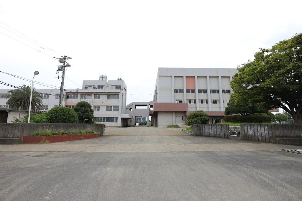 中学校　粕屋町立粕屋東中学校（中学校）まで615m
