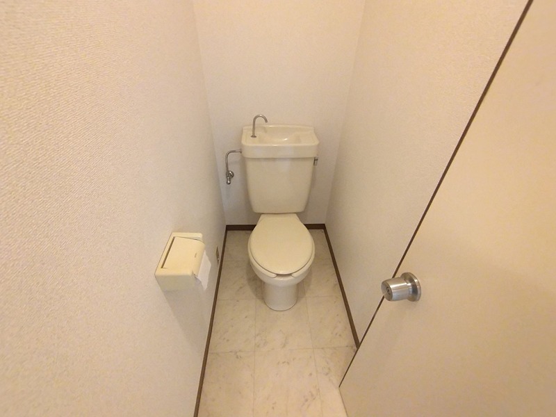 西武国分寺線 鷹の台駅 徒歩10分 2階建 築37年のトイレ写真