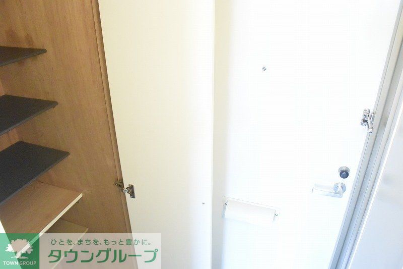 玄関　玄関には靴箱がついております!!