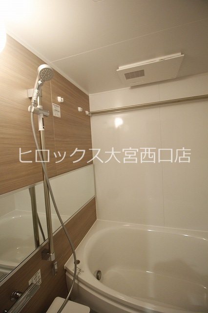 バス・シャワールーム　広々とした追い焚き機能付浴室