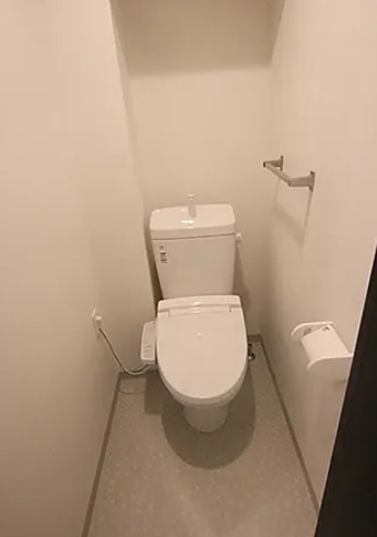 トイレ　※別部屋の参考写真となります