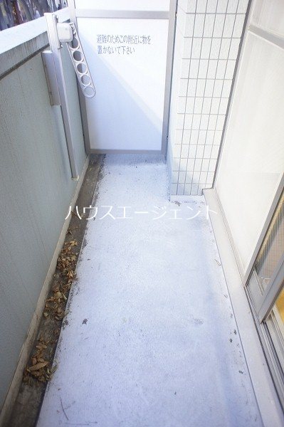 バルコニー　ベランダで洗濯物も干せます。※参考画像