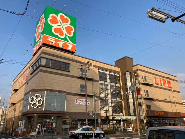 スーパー　ライフ中崎町駅前店（スーパー）まで369m