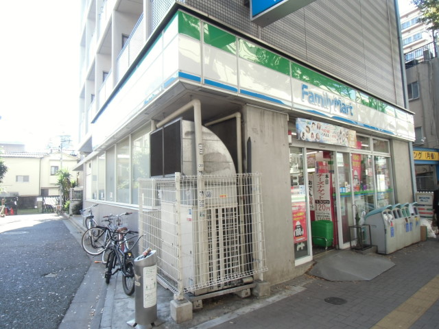 コンビニ　ファミリーマート（コンビニ）まで150m