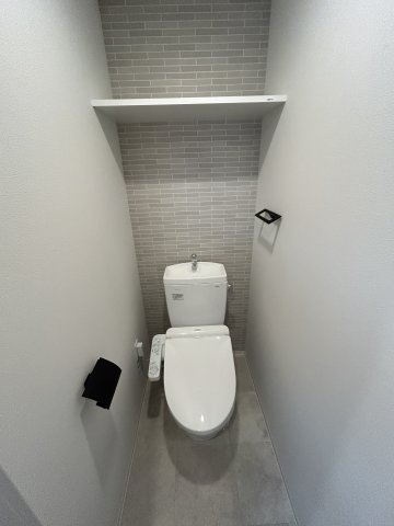 トイレ　落ち着いた色調のトイレです