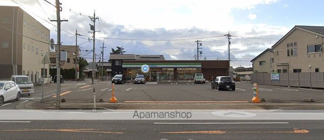 コンビニ　ファミリーマート（コンビニ）まで750m