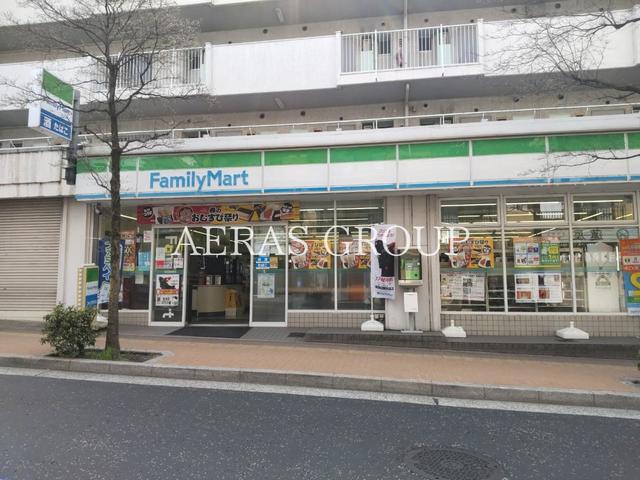 コンビニ　ファミリーマート 市ヶ尾駅北口店（コンビニ）まで82m