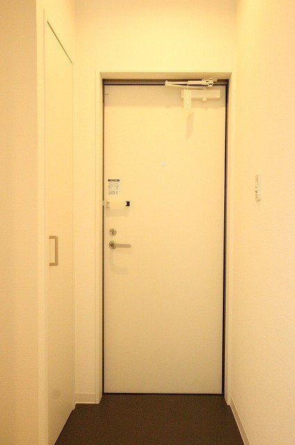 玄関　同物件別号室の写真です。