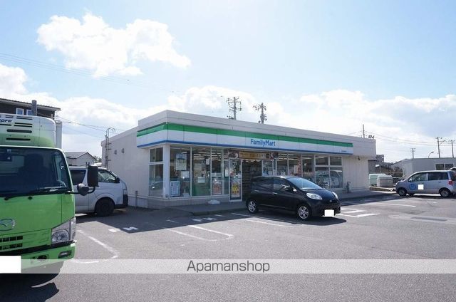 コンビニ　ファミリーマート（コンビニ）まで569m