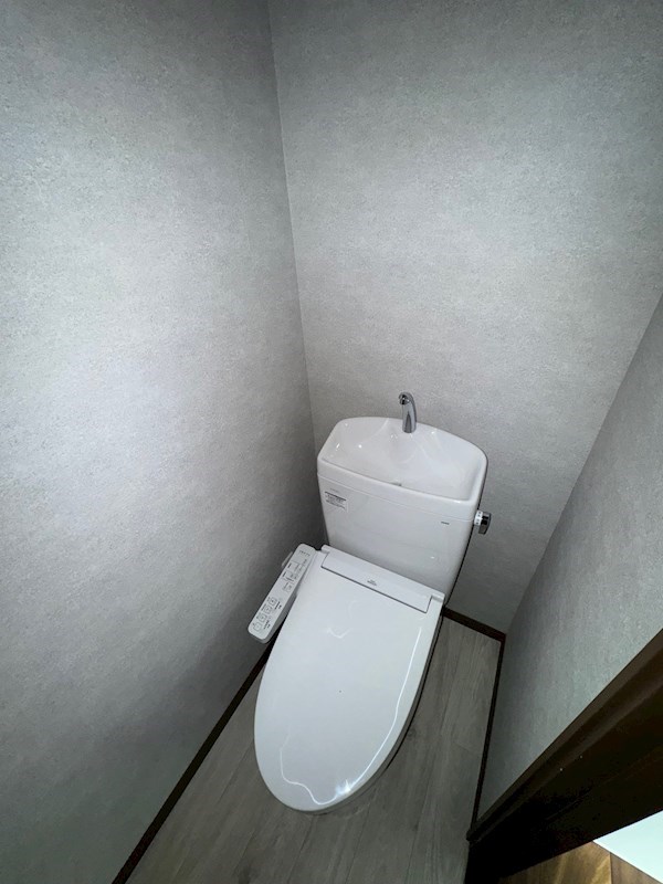 都営新宿線 瑞江駅 徒歩20分 4階建 築37年のトイレ写真
