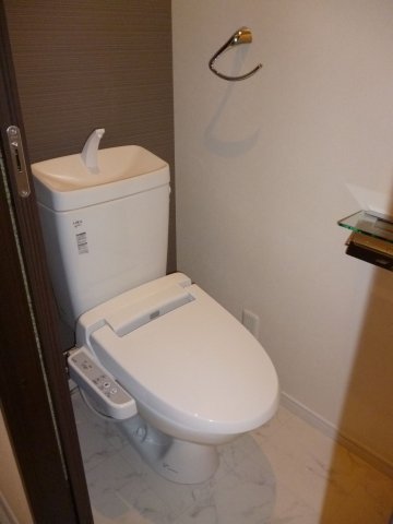 小田急線 千歳船橋駅 徒歩12分 2階建 築14年のトイレ写真