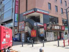 飲食店　マクドナルド新松戸駅前店（飲食店）まで370m