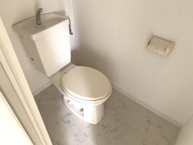 ＪＲ東海道本線 高槻駅 徒歩20分 3階建 築34年のトイレ写真