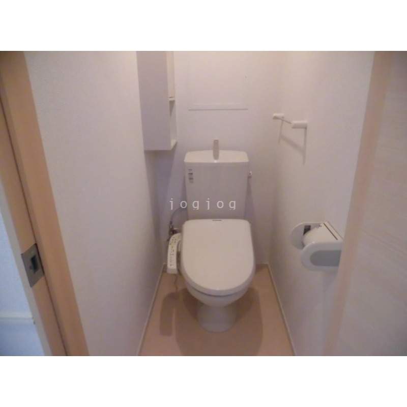 トイレ　嬉しい温水洗浄便座付きのトイレです。