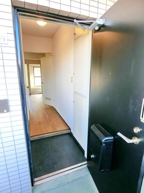 ＪＲ五日市線 拝島駅 徒歩4分 3階建 築41年の玄関写真
