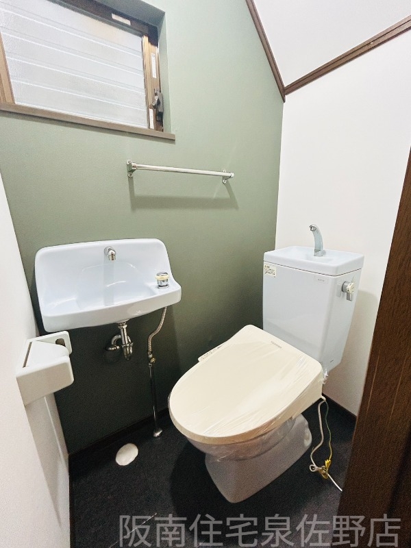 南海本線 岡田浦駅 徒歩4分 2階建 築34年のトイレ写真