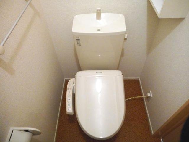 トイレ　落ち着いた色調のトイレです