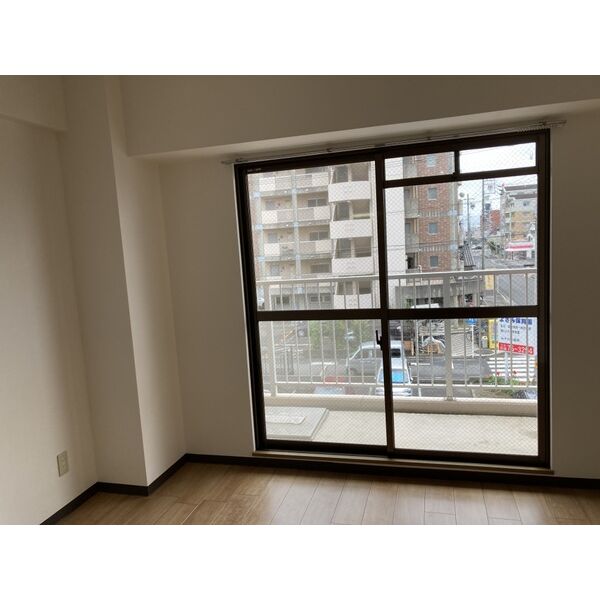 居室・リビング　同物件の別部屋になります。