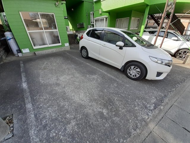 駐車場　駐車場に車を止められます