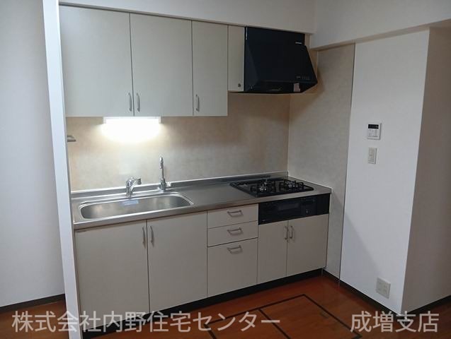 キッチン　３口コンロのシステムキッチン