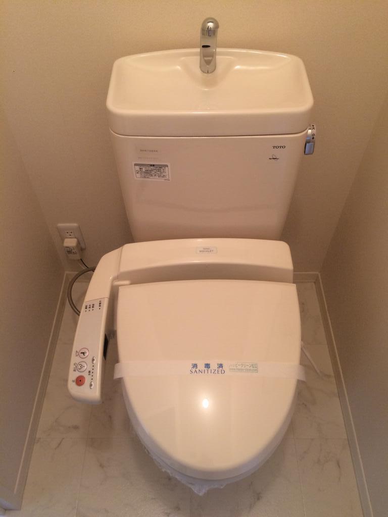 トイレ　反転タイプのお写真です。