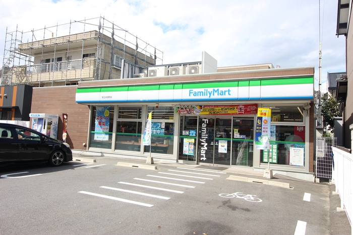 コンビニ　ファミリーマート知立谷田町店（コンビニ）まで735m