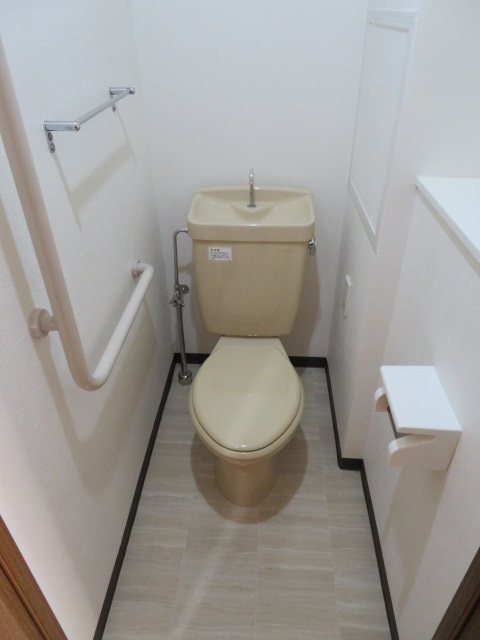トイレ　手すり等が付いた配慮のあるトイレです。