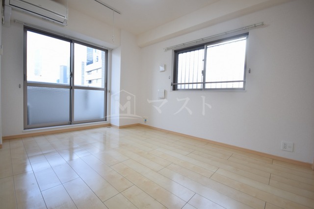 居室・リビング　中部屋は小窓なし