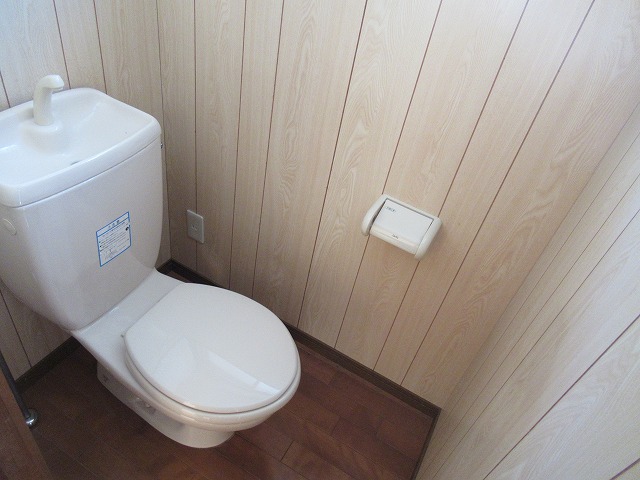 長崎電軌本線 赤迫駅 徒歩13分 2階建 築51年のトイレ写真