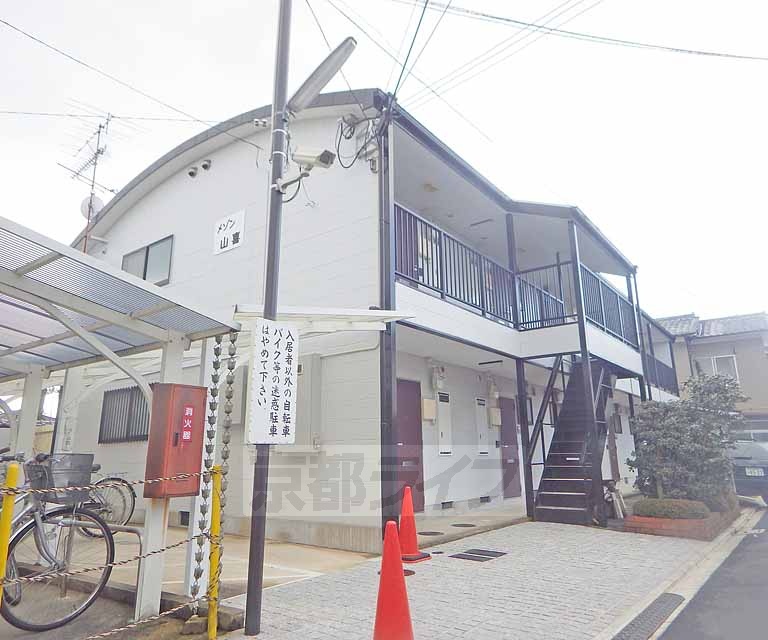 【京都市北区等持院中町のアパートの建物外観】