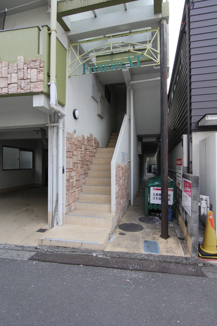 【松山市柳井町のマンションのエントランス】