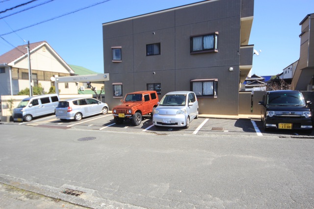 【松山市鴨川のマンションの駐車場】