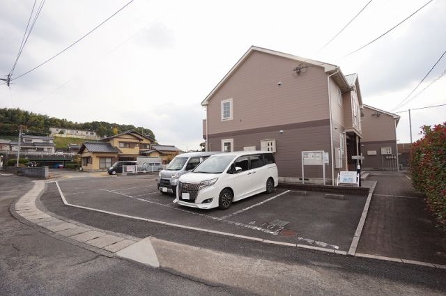 【北九州市八幡西区金剛のアパートの駐車場】