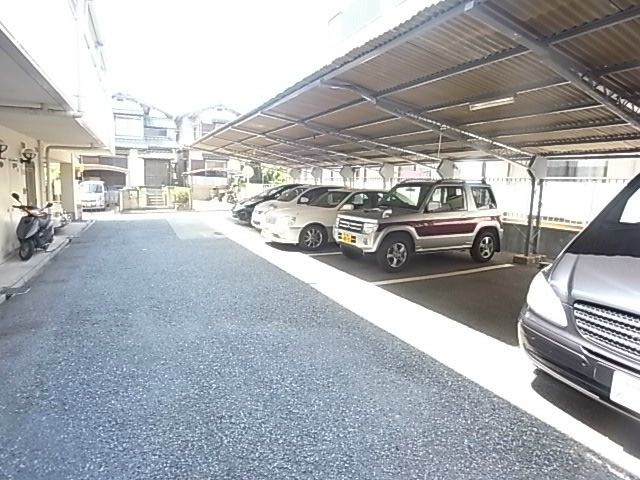 【川西市山下町のマンションの駐車場】