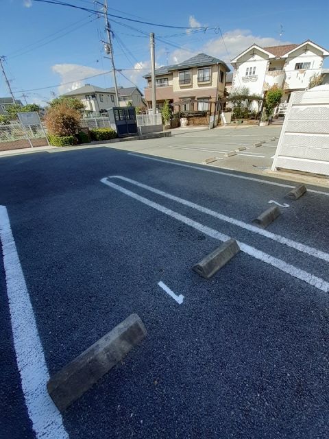 【メゾンソレイユの駐車場】