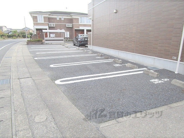 【蒲生郡日野町大字上野田のアパートの駐車場】