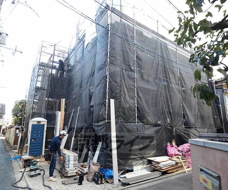 【京都市伏見区深草稲荷鳥居前町のアパートの建物外観】