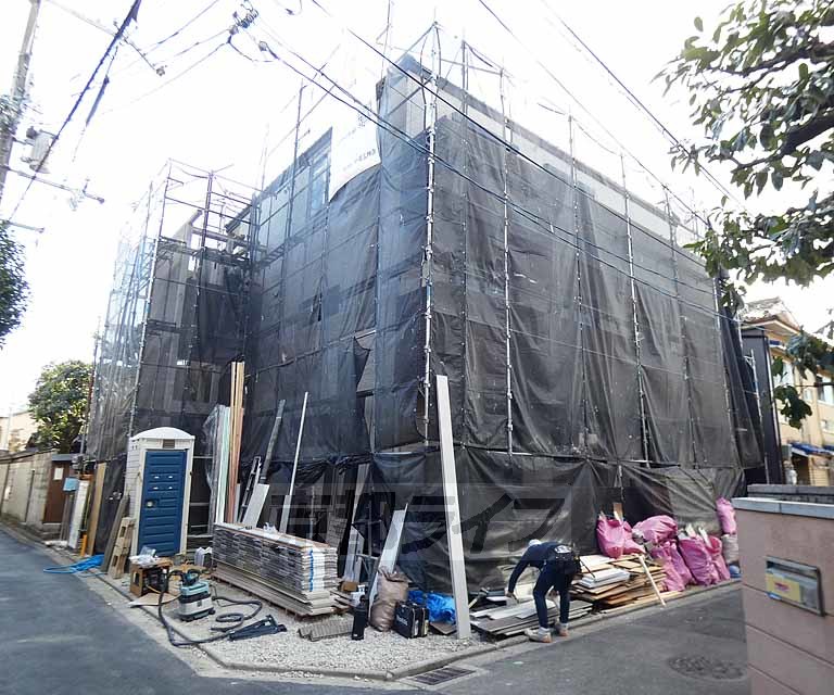 【京都市伏見区深草稲荷鳥居前町のアパートの建物外観】