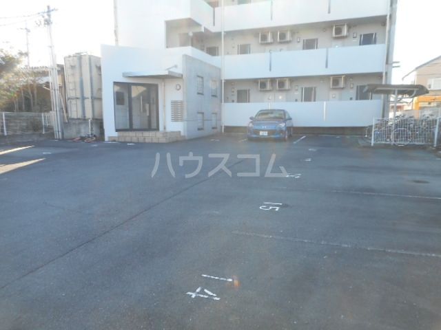 【掛川市小鷹町のマンションの駐車場】