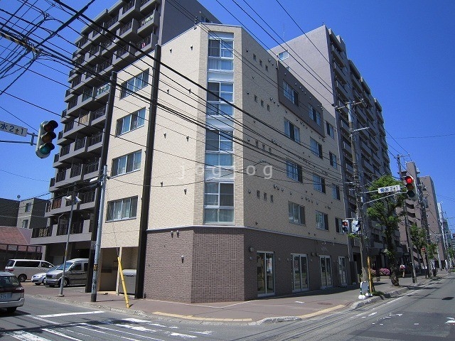 【札幌市白石区菊水二条のマンションの建物外観】