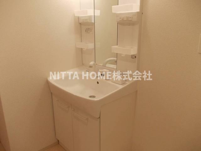 洗面設備　シャワー付きの洗面台朝の準備も楽々です♪