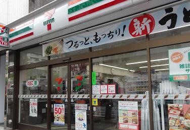 コンビニ　セブンイレブン 港区乃木坂駅南店（コンビニ）まで302m