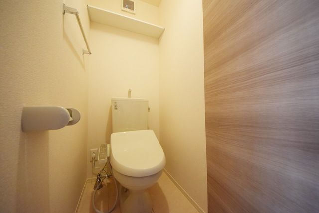 トイレ　★嬉しい設備のシャワートイレ付★