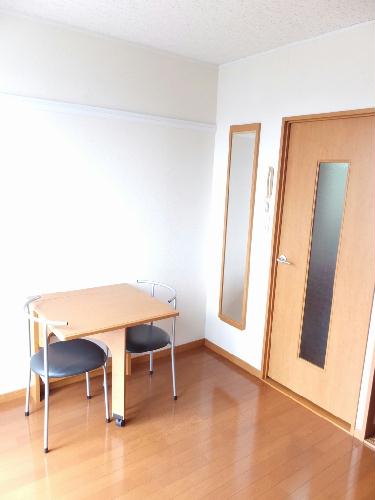 居室・リビング　折りたたみ式テーブル・姿見の鏡設置済みです。