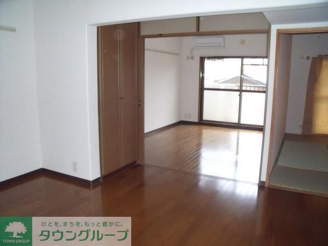 居室・リビング　リビングから洋室スペース