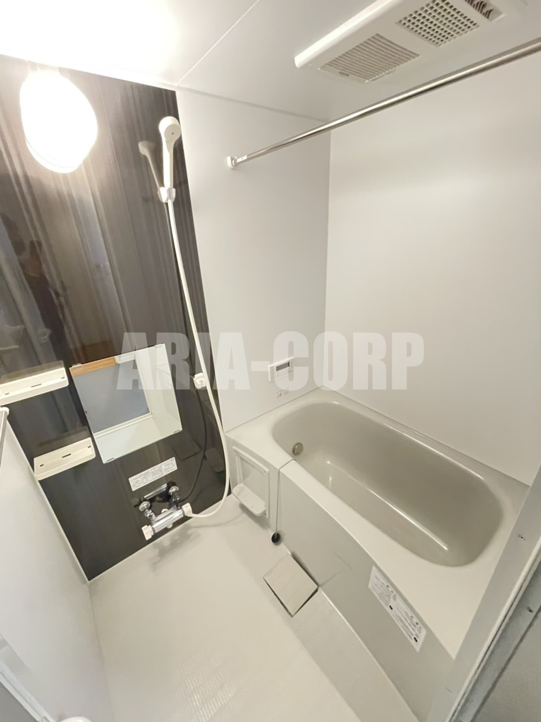 バス・シャワールーム　追い焚き機能付。カラーパネル採用でお洒落なバスルーム。