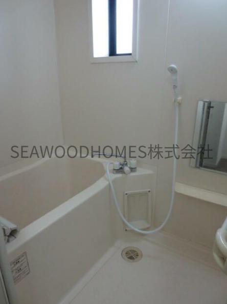 バス・シャワールーム　白基調の清潔感あふれるお風呂場。