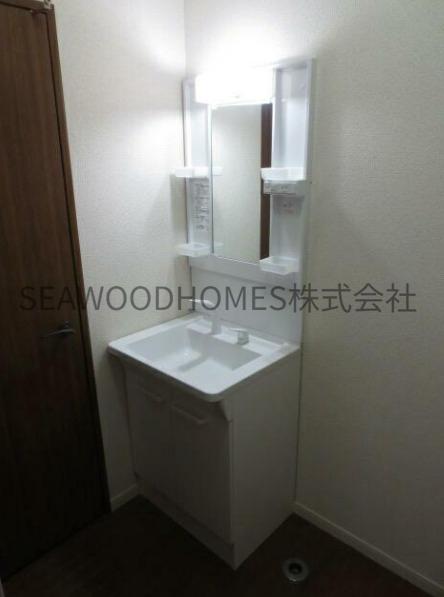 洗面設備　独立洗面台で朝の準備もばっちり。