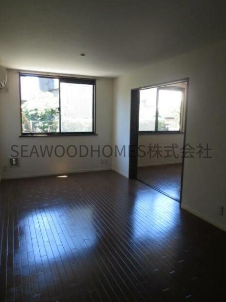 居室・リビング　日の光差し込む明るいお部屋です。